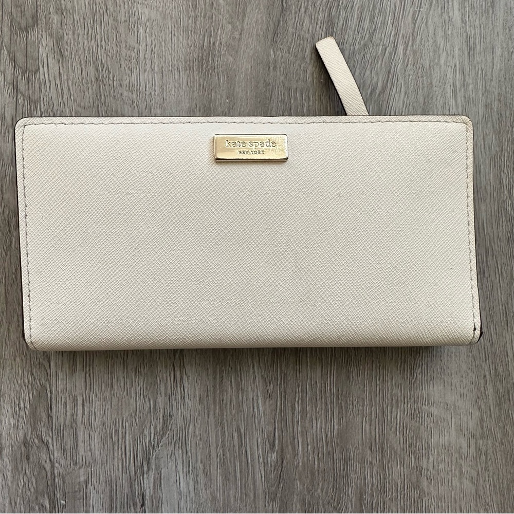 🎉🛍️HP🛍️🎉 Kate Spade Bi-Fold Wallet
